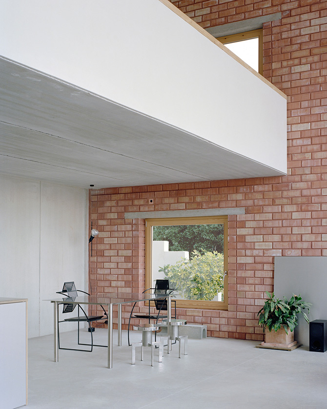 Vista del comedor de la casa Dos Murs, obra del estudio Mesura de Barcelona.