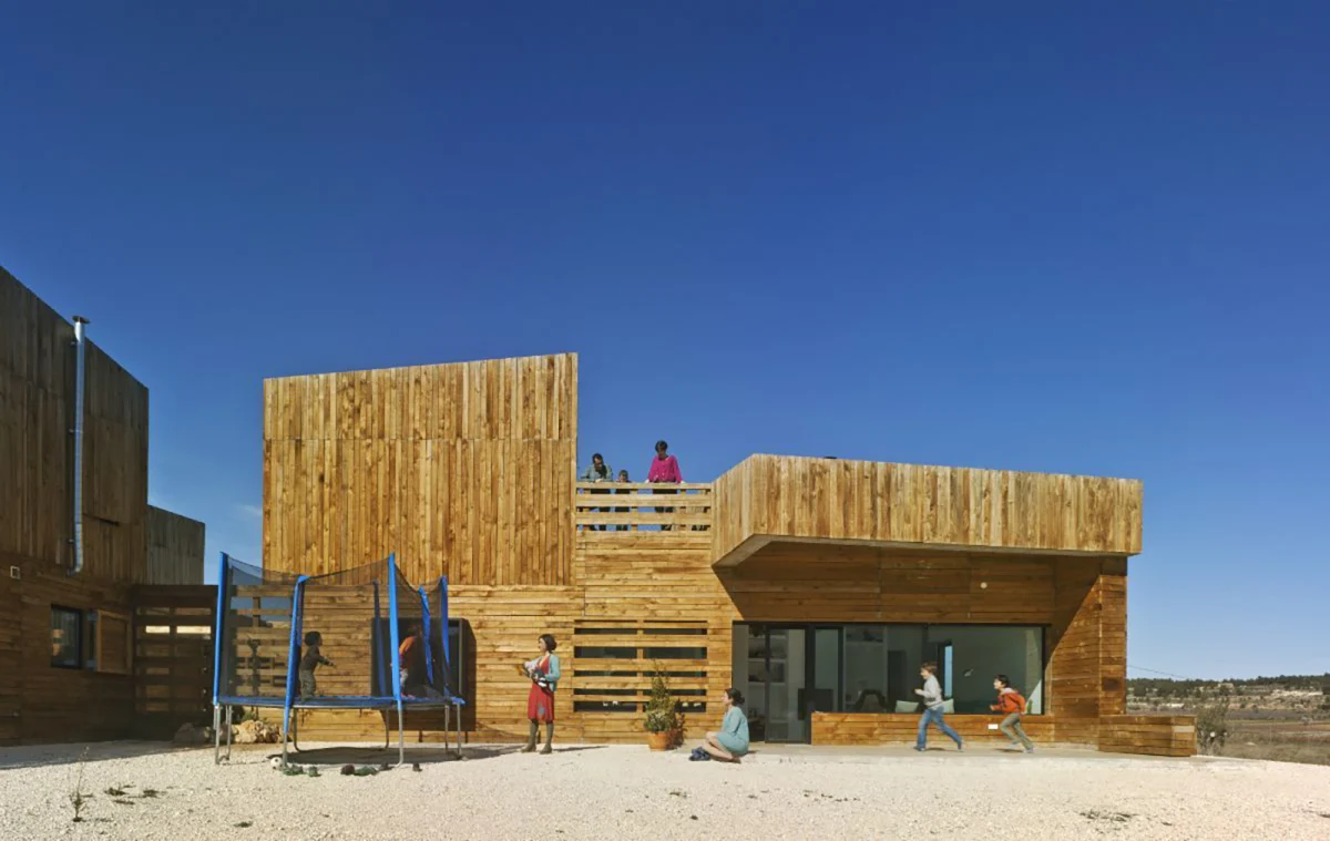 Tres casas de madera en el campo de Murcia para tres hermanas unidas pero independientes