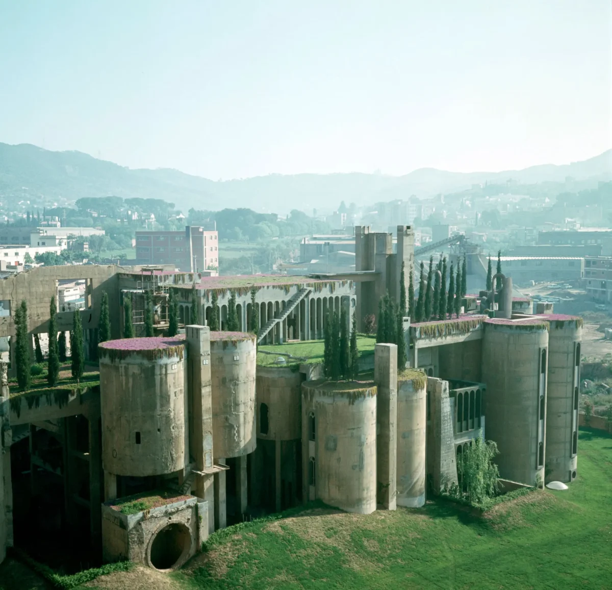 La Fábrica: cuando Ricardo Bofill convirtió una vieja cementera en su casa-estudio sin terminar