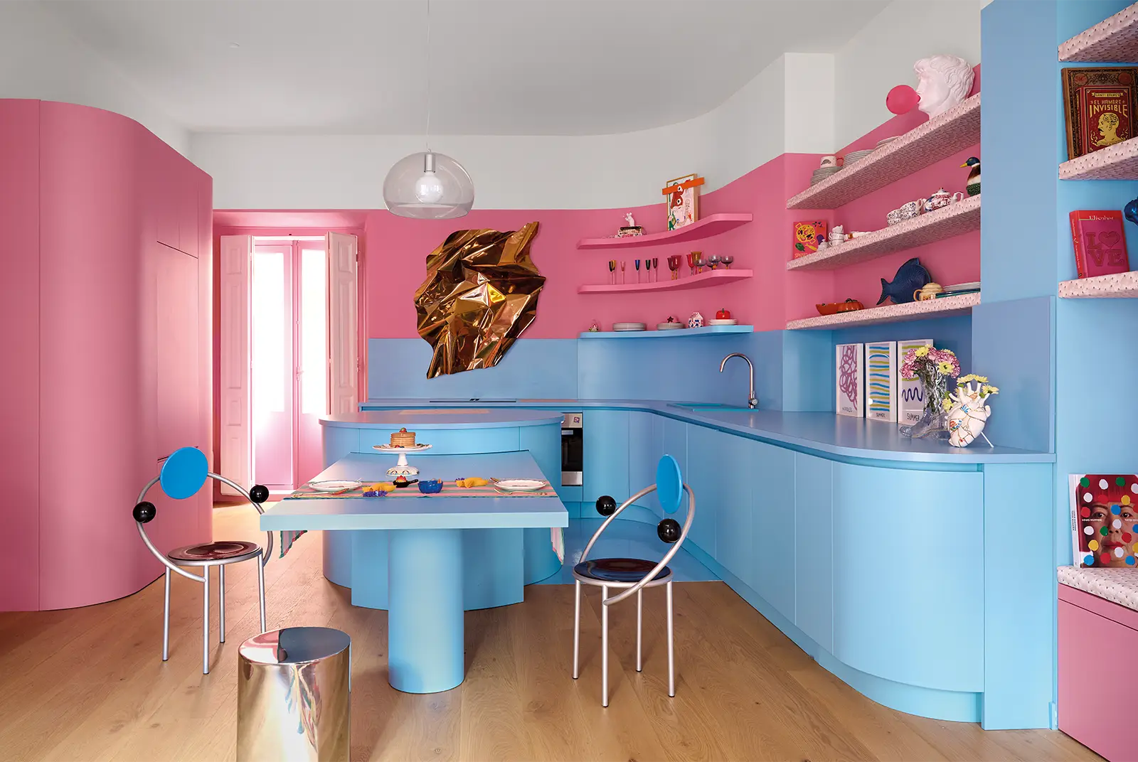 Colores pastel, simetría y toques kitsch: esta casa en Madrid parece sacada de una película de Wes Anderson