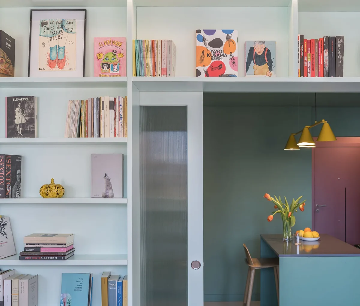 1.500 libros, Lorca y un fotograma de Almodóvar inspiran esta casa en Vicálvaro