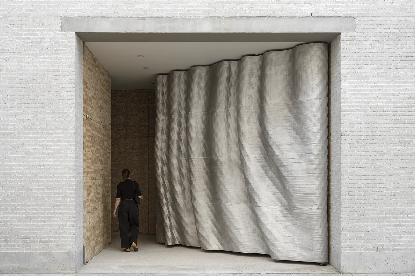 El museo que renunció a su entrada palaciega y la cambió por una cortina de aluminio para acercarse a la ciudad