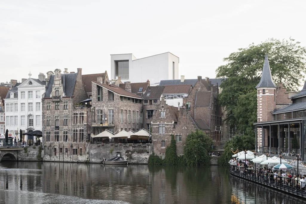 La nueva ampliación del Design Museum Gent asoma entre los tejados de los edificios históricos del centro de Gante.