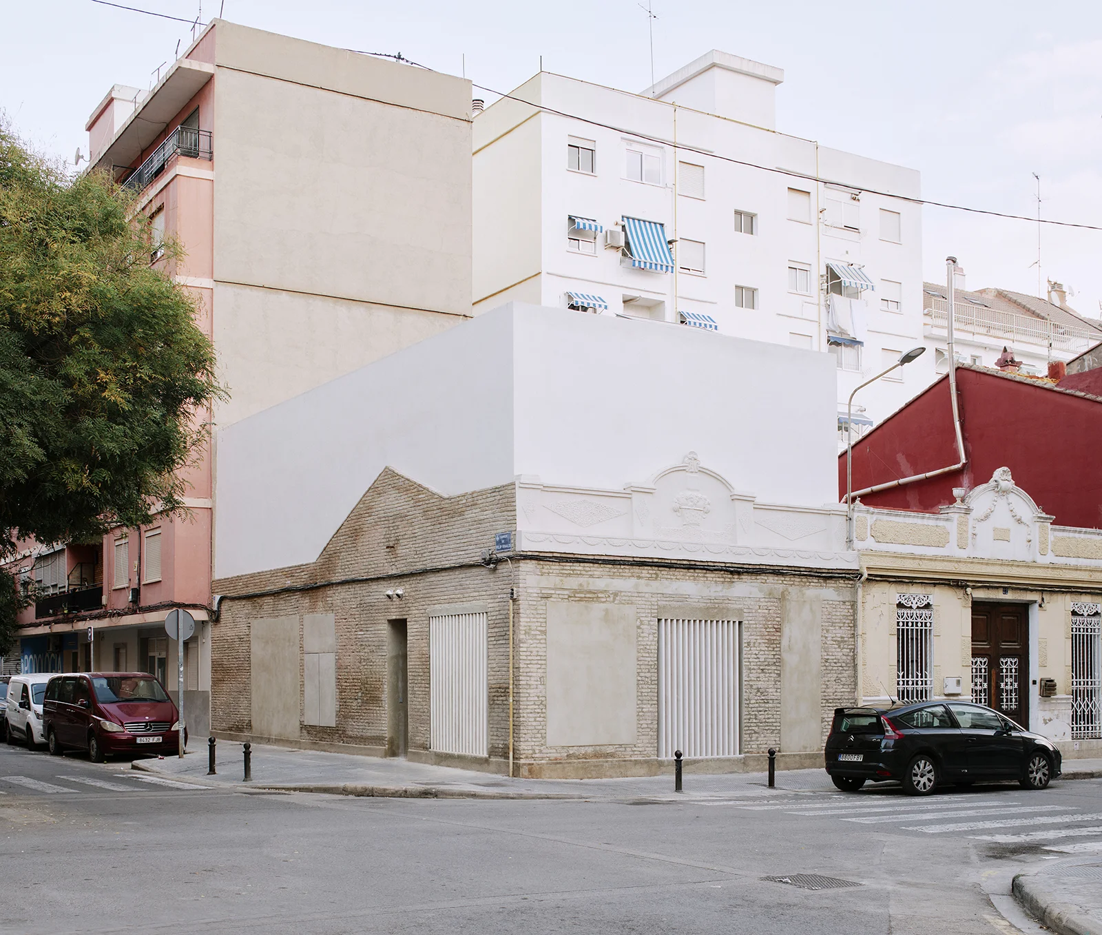 Insertaron un bloque blanco en el cascarón de ladrillo de un antiguo edificio en Valencia: así nació Casa Nido