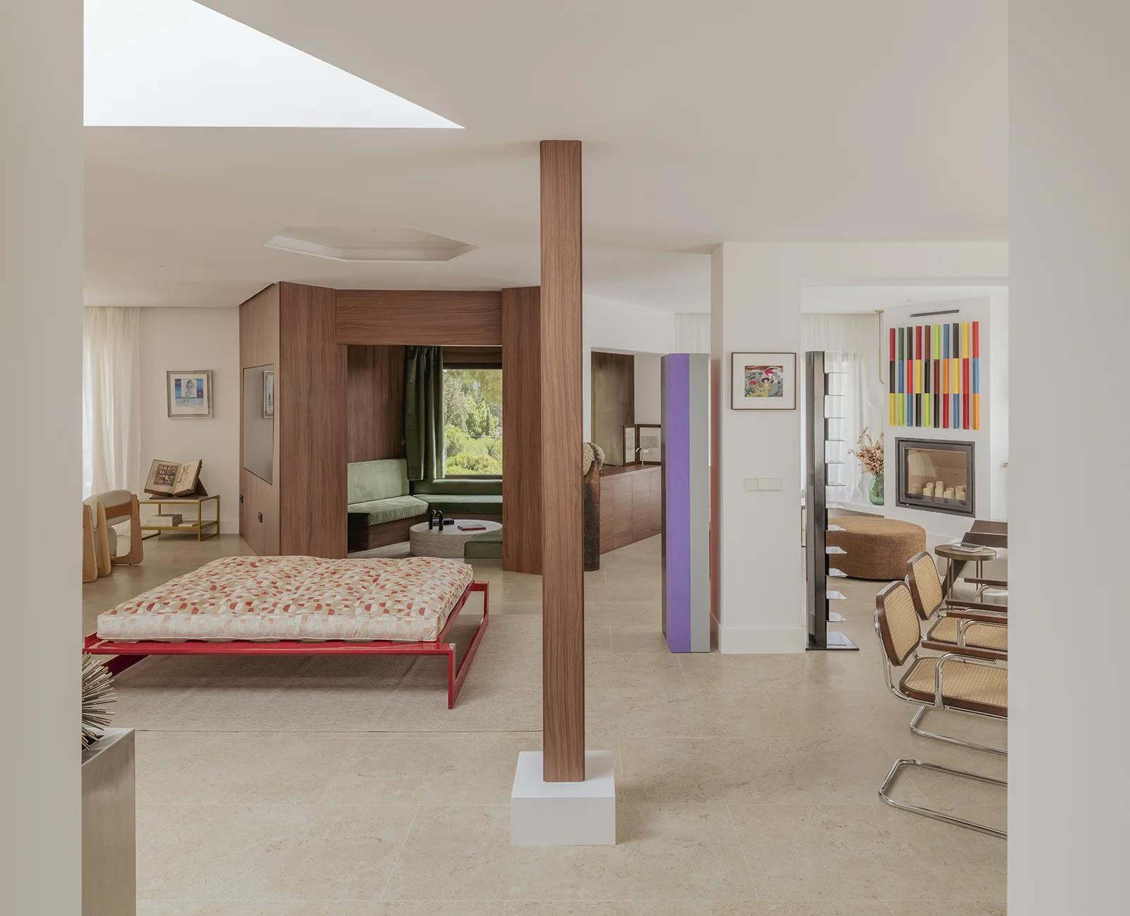 Esta casa en Madrid con forma de hexágonos se construyó en los años 70: ahora es un espectacular refugio familiar